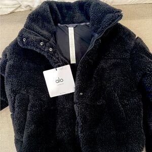 NWT Alo Sherpa Snow Angel Puffer in black. Sold out online! Size smalll.
